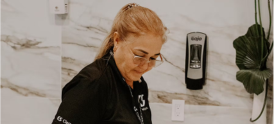 Woman working in a comfort room.